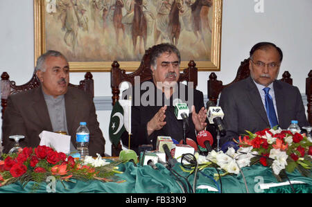 Chief Minister Balochistan Nawab Sana Ullah Zehri eine gemeinsame Pressekonferenz mit Bundesministerin für Entwicklung und Planung Ahsan Iqbal, bei lokalen Hotel von Quetta auf Freitag, 8. Januar 2016 halten. Stockfoto