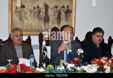 Bundesminister für Entwicklung und Planung Ahsan Iqbal eine gemeinsame Pressekonferenz mit Chief Minister Balochistan Nawab Sana Ullah Zehri, im lokalen Hotel von Quetta auf Freitag, 8. Januar 2016 halten. Stockfoto