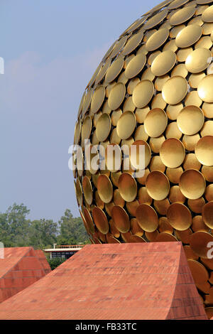 Das Matrimandir in Auroville, initiiert von der Mutter des Shri Aurobindo Ashrams. Es heißt die Seele der Stadt. Stockfoto