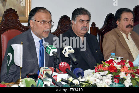 Bundesminister für Entwicklung und Planung Ahsan Iqbal eine gemeinsame Pressekonferenz mit Chief Minister Balochistan Nawab Sana Ullah Zehri, im lokalen Hotel von Quetta auf Freitag, 8. Januar 2016 halten. Stockfoto