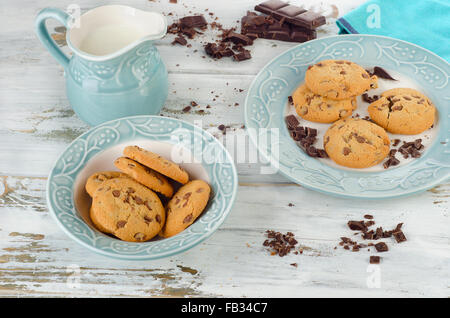 Schokoladenkekse mit Milch in der Kanne auf hölzernen Hintergrund. Selektiven Fokus Stockfoto