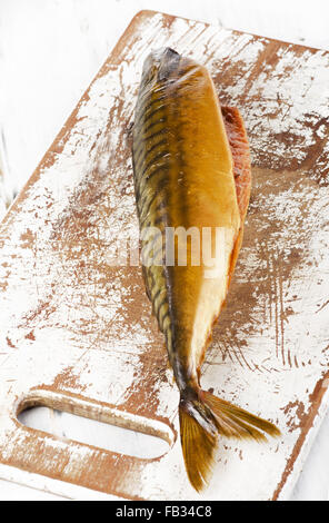 Räucherfisch auf eine hölzerne Tafel. Selektiven Fokus Stockfoto