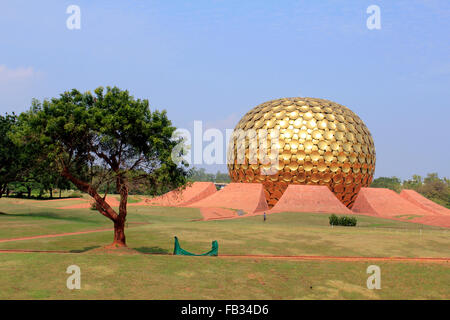 Das Matrimandir in Auroville, initiiert von der Mutter des Shri Aurobindo Ashrams. Es heißt die Seele der Stadt. Stockfoto