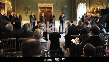 Großbritanniens Premierminister Gordon Brown, Nordirlandes erste Minister Peter Robinson, Northern Ireland stellvertretender erster Minister Martin McGuinness und der irische Premierminister Brian Cowan während ihrer gemeinsamen Nachrichten Conefrence in Hillsborough Castle nach der Einigung über die Frage der Policing und Gerechtigkeit in Hillsborough Castle, Hillsborough, Nordirland, Freitag, 5. Februar 2010. Einen deal zwischen NI es größte Parteien, die DUP und Sinn Féin, konnte sehen, Polizei und Justiz Befugnisse übertragen Nordirland am 12. April. Eine konfessionsübergreifende Abstimmung über die Dezentralisierung der Befugnisse stattfinden in den NI Stockfoto