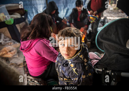 Dunkerque, Nord Pas De Calais, Frankreich. 8. Januar 2016. Szenen rund um die Migranten Camp nach der heftigen der letzten Tage in Grande Synthe neben Dunkerque Regenfällen. © Wiktor Dabkowski/ZUMA Draht/Alamy Live-Nachrichten Stockfoto