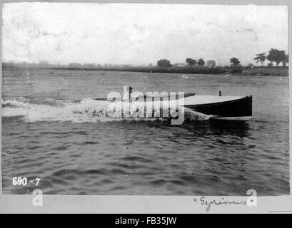 AJAXNETPHOTO - 1908 (CA.). THEMSE, CHISWICK, ENGLAND. -FRÜHE THORNYCROFT START - JOHN THORNYCROFT ENTWORFEN UND GEBAUT 8 METER OFFEN MOTORSPORT-START GYRINUS AN GESCHWINDIGKEIT. FOTO: VT SAMMLUNG/AJXNETPHOTO REF: HDD AVL VTCOLL 690 7 Stockfoto