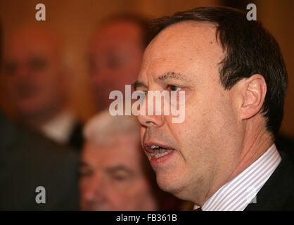 Demokratische Unionist Party (DUP) stellvertretender Vorsitzender Nigel Dodds spricht zu den Medien innerhalb der "große Saal" in Stormont Stockfoto