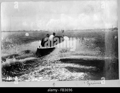 AJAXNETPHOTO - 1908 (CA.). THEMSE, CHISWICK, ENGLAND. -FRÜHE THORNYCROFT START - JOHN THORNYCROFT ENTWORFEN UND GEBAUT 8 METER OFFEN MOTORSPORT-START GYRINUS AN GESCHWINDIGKEIT. FOTO: VT SAMMLUNG/AJXNETPHOTO REF: HDD AVL VTCOLL 731 7 Stockfoto