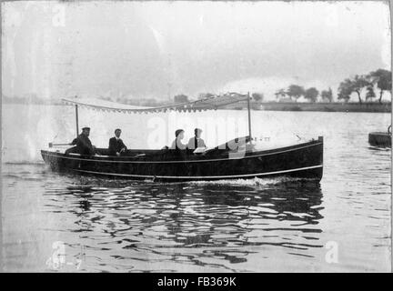 AJAXNETPHOTO - 1908 (CA.). THEMSE, CHISWICK, ENGLAND. -FRÜHE THORNYCROFT START - JOHN THORNYCROFT ENTWORFEN UND GEBAUT VON OFFENEN MOTORBOOT; ANFANG DES 20. JAHRHUNDERTS. FOTO: VT SAMMLUNG/AJXNETPHOTO REF: HDD AVL VTCOLL 461 7 Stockfoto