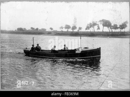 AJAXNETPHOTO - 1908 (CA.). THEMSE, CHISWICK, ENGLAND. -FRÜHE THORNYCROFT START - JOHN THORNYCROFT ENTWORFEN UND GEBAUT VON OFFENEN MOTORBOOT; ANFANG DES 20. JAHRHUNDERTS. FOTO: VT SAMMLUNG/AJXNETPHOTO REF: HDD AVL VTCOLL 462 7 Stockfoto