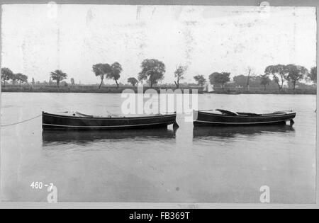 AJAXNETPHOTO - 1908 (CA.). THEMSE, CHISWICK, ENGLAND. -FRÜHE THORNYCROFT START - EIN PAAR VON JOHN THORNYCROFT ENTWORFEN UND GEBAUT VON OFFENEN BARKASSEN; ANFANG DES 20. JAHRHUNDERTS. FOTO: VT SAMMLUNG/AJXNETPHOTO REF: HDD AVL VTCOLL 460 7 Stockfoto