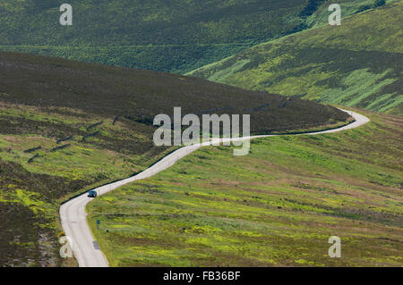 Der Cairn O'Mount Straße, die von Fettercairn zu Banchory in Aberdeenshire - läuft ein Hochpass stieg auf fast 1500 ft. Stockfoto