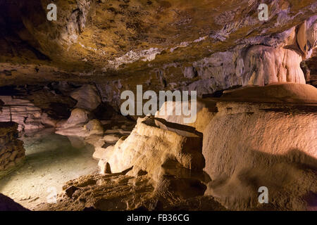 Innen & Rock Formation/Formationen/Strukturen/Strukturen; Höhlen von La Balme (Bat Höhlen), La Balme-les-Grottes, Departement Isère, Frankreich. Stockfoto