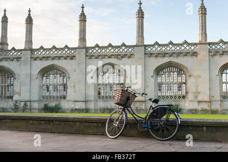 Ein Traditiojnal Pedal Zyklus oder Fahrrad oder Motorrad Parken gegen eine Wand außerhalb von Kings College Kapelle Kings Parade Cambridge UK Stockfoto