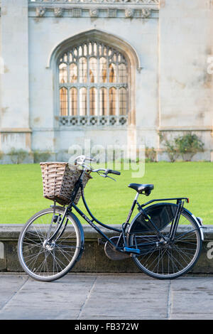 Ein Traditiojnal Pedal Zyklus oder Fahrrad oder Motorrad Parken gegen eine Wand außerhalb von Kings College Kapelle Kings Parade Cambridge UK Stockfoto