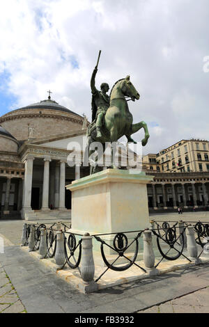 Der Pferdesport Bronze Statue von Charles Iii von Borbone, Piazza del Plebiscito, historischen Zentrum von Neapel Stadt, UNESCO-Welt Stockfoto