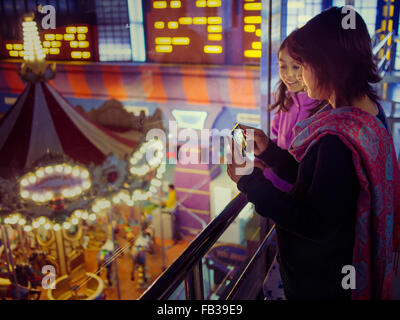 Mutter und Tochter auf Kirmes Stockfoto