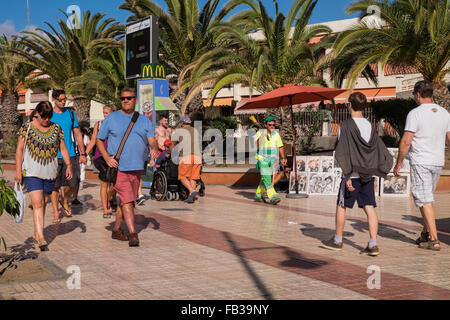 Szenen mit Touristen entlang der Promenade Gehweg in Los Cristianos, Teneriffa, Kanarische Inseln, Spanien. Stockfoto