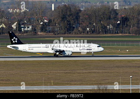 Lufthansa Star Alliance Airbus A321-100 auf der Piste, die Vorbereitung zum abheben, Franz Josef Strauss Flughafen München Stockfoto