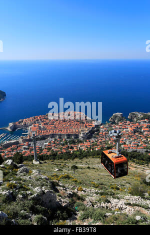 Sommer, Stadtmauern und Terrakotta-Dächer von Dubrovnik, Dubrovnik-Neretva County, Dalmatische Küste, Adria, Kroatien, Balkan Stockfoto