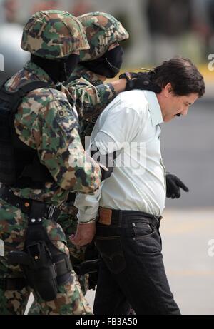 Mexico City, Mexiko. Flüchtige Medikament Kingpin Joaquín "El Chapo" Guzman hat Monate nach seinem Gefängnisausbruch zurückerobert wurde. 8. Januar 2016. Foto aufgenommen am 22. Februar 2014 zeigt Mitglieder der mexikanischen Marine Bewachung Joaquin Guzman Loera (R), alias "El Chapo", während seine Präsentation für Medien in Mexiko-Stadt, Hauptstadt von Mexiko. Flüchtige Medikament Kingpin, Joaquín "El Chapo" Guzman hat Monate nach seinem Gefängnisausbruch zurückerobert wurde, sagte Präsident Enrique Pena Nieto am 8. Januar 2016. © David De La Paz/Xinhua/Alamy Live News Stockfoto