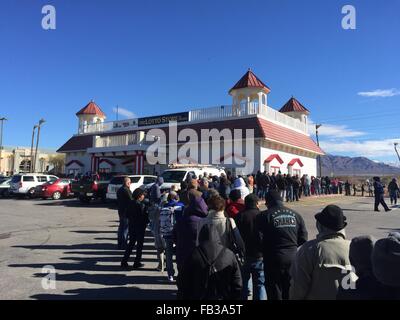 Las Vegas, Nevada, USA. 8. Januar 2016. Als die Schließung der Lotterie Powerball $ 700 Millionen Jackpot Approches am Samstag. Menschen in die Warteschlange für Stunden zur Teilnahme an der größten jemals Jackpot. Am Freitag, den 8. Januar in Las Vegas Nevada Credit fotografiert: PhotoStock-Israel Alamy Live News Stockfoto