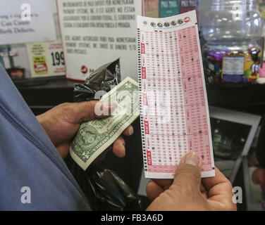 Los Angeles, Kalifornien, USA. 8. Januar 2016. Menschen Linie Powerball Lotterie-Tickets an den blauen Vogel Liquor Store in Hawthorne, Kalifornien auf Freitag, 8. Januar 2016 zu kaufen. Lotterie Beamte bestätigt Freitag Samstag Nacht Zeichnung für eine Aufzeichnung $ 800 Millionen. Der immer größer werdende Jackpot ist eine Folge der starken nationalen Umsatz seit der Jackpot in der Nähe von $ 400 Millionen nur wenige Tage alt war. Bildnachweis: Ringo Chiu/ZUMA Draht/Alamy Live-Nachrichten Stockfoto