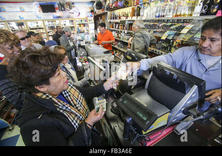 Los Angeles, Kalifornien, USA. 8. Januar 2016. Menschen Linie Powerball Lotterie-Tickets an den blauen Vogel Liquor Store in Hawthorne, Kalifornien auf Freitag, 8. Januar 2016 zu kaufen. Lotterie Beamte bestätigt Freitag Samstag Nacht Zeichnung für eine Aufzeichnung $ 800 Millionen. Der immer größer werdende Jackpot ist eine Folge der starken nationalen Umsatz seit der Jackpot in der Nähe von $ 400 Millionen nur wenige Tage alt war. Bildnachweis: Ringo Chiu/ZUMA Draht/Alamy Live-Nachrichten Stockfoto