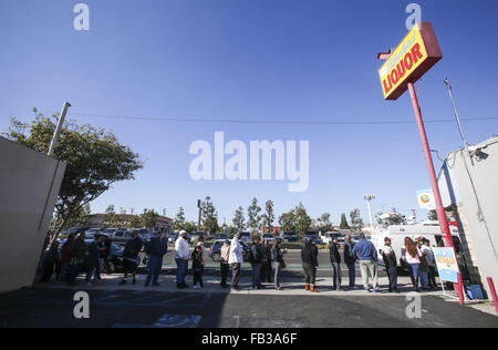 Los Angeles, Kalifornien, USA. 8. Januar 2016. Menschen Linie Powerball Lotterie-Tickets an den blauen Vogel Liquor Store in Hawthorne, Kalifornien auf Freitag, 8. Januar 2016 zu kaufen. Lotterie Beamte bestätigt Freitag Samstag Nacht Zeichnung für eine Aufzeichnung $ 800 Millionen. Der immer größer werdende Jackpot ist eine Folge der starken nationalen Umsatz seit der Jackpot in der Nähe von $ 400 Millionen nur wenige Tage alt war. Bildnachweis: Ringo Chiu/ZUMA Draht/Alamy Live-Nachrichten Stockfoto
