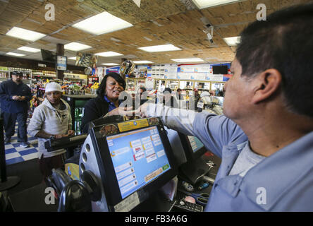 Los Angeles, Kalifornien, USA. 8. Januar 2016. Menschen Linie Powerball Lotterie-Tickets an den blauen Vogel Liquor Store in Hawthorne, Kalifornien auf Freitag, 8. Januar 2016 zu kaufen. Lotterie Beamte bestätigt Freitag Samstag Nacht Zeichnung für eine Aufzeichnung $ 800 Millionen. Der immer größer werdende Jackpot ist eine Folge der starken nationalen Umsatz seit der Jackpot in der Nähe von $ 400 Millionen nur wenige Tage alt war. Bildnachweis: Ringo Chiu/ZUMA Draht/Alamy Live-Nachrichten Stockfoto