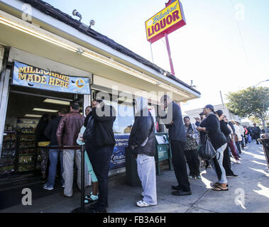 Los Angeles, Kalifornien, USA. 8. Januar 2016. Menschen Linie Powerball Lotterie-Tickets an den blauen Vogel Liquor Store in Hawthorne, Kalifornien auf Freitag, 8. Januar 2016 zu kaufen. Lotterie Beamte bestätigt Freitag Samstag Nacht Zeichnung für eine Aufzeichnung $ 800 Millionen. Der immer größer werdende Jackpot ist eine Folge der starken nationalen Umsatz seit der Jackpot in der Nähe von $ 400 Millionen nur wenige Tage alt war. Bildnachweis: Ringo Chiu/ZUMA Draht/Alamy Live-Nachrichten Stockfoto