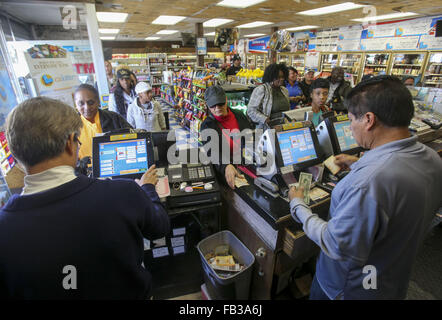 Los Angeles, Kalifornien, USA. 8. Januar 2016. Menschen Linie Powerball Lotterie-Tickets an den blauen Vogel Liquor Store in Hawthorne, Kalifornien auf Freitag, 8. Januar 2016 zu kaufen. Lotterie Beamte bestätigt Freitag Samstag Nacht Zeichnung für eine Aufzeichnung $ 800 Millionen. Der immer größer werdende Jackpot ist eine Folge der starken nationalen Umsatz seit der Jackpot in der Nähe von $ 400 Millionen nur wenige Tage alt war. Bildnachweis: Ringo Chiu/ZUMA Draht/Alamy Live-Nachrichten Stockfoto
