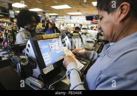 Los Angeles, Kalifornien, USA. 8. Januar 2016. Menschen Linie Powerball Lotterie-Tickets an den blauen Vogel Liquor Store in Hawthorne, Kalifornien auf Freitag, 8. Januar 2016 zu kaufen. Lotterie Beamte bestätigt Freitag Samstag Nacht Zeichnung für eine Aufzeichnung $ 800 Millionen. Der immer größer werdende Jackpot ist eine Folge der starken nationalen Umsatz seit der Jackpot in der Nähe von $ 400 Millionen nur wenige Tage alt war. Bildnachweis: Ringo Chiu/ZUMA Draht/Alamy Live-Nachrichten Stockfoto