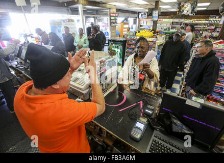 Los Angeles, Kalifornien, USA. 8. Januar 2016. Menschen Linie Powerball Lotterie-Tickets an den blauen Vogel Liquor Store in Hawthorne, Kalifornien auf Freitag, 8. Januar 2016 zu kaufen. Lotterie Beamte bestätigt Freitag Samstag Nacht Zeichnung für eine Aufzeichnung $ 800 Millionen. Der immer größer werdende Jackpot ist eine Folge der starken nationalen Umsatz seit der Jackpot in der Nähe von $ 400 Millionen nur wenige Tage alt war. Bildnachweis: Ringo Chiu/ZUMA Draht/Alamy Live-Nachrichten Stockfoto