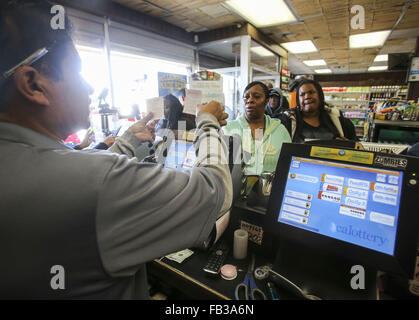 Los Angeles, Kalifornien, USA. 8. Januar 2016. Menschen Linie Powerball Lotterie-Tickets an den blauen Vogel Liquor Store in Hawthorne, Kalifornien auf Freitag, 8. Januar 2016 zu kaufen. Lotterie Beamte bestätigt Freitag Samstag Nacht Zeichnung für eine Aufzeichnung $ 800 Millionen. Der immer größer werdende Jackpot ist eine Folge der starken nationalen Umsatz seit der Jackpot in der Nähe von $ 400 Millionen nur wenige Tage alt war. Bildnachweis: Ringo Chiu/ZUMA Draht/Alamy Live-Nachrichten Stockfoto