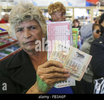 Los Angeles, Kalifornien, USA. 8. Januar 2016. Menschen Linie Powerball Lotterie-Tickets an den blauen Vogel Liquor Store in Hawthorne, Kalifornien auf Freitag, 8. Januar 2016 zu kaufen. Lotterie Beamte bestätigt Freitag Samstag Nacht Zeichnung für eine Aufzeichnung $ 800 Millionen. Der immer größer werdende Jackpot ist eine Folge der starken nationalen Umsatz seit der Jackpot in der Nähe von $ 400 Millionen nur wenige Tage alt war. Bildnachweis: Ringo Chiu/ZUMA Draht/Alamy Live-Nachrichten Stockfoto