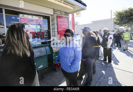 Los Angeles, Kalifornien, USA. 8. Januar 2016. Menschen Linie Powerball Lotterie-Tickets an den blauen Vogel Liquor Store in Hawthorne, Kalifornien auf Freitag, 8. Januar 2016 zu kaufen. Lotterie Beamte bestätigt Freitag Samstag Nacht Zeichnung für eine Aufzeichnung $ 800 Millionen. Der immer größer werdende Jackpot ist eine Folge der starken nationalen Umsatz seit der Jackpot in der Nähe von $ 400 Millionen nur wenige Tage alt war. Bildnachweis: Ringo Chiu/ZUMA Draht/Alamy Live-Nachrichten Stockfoto