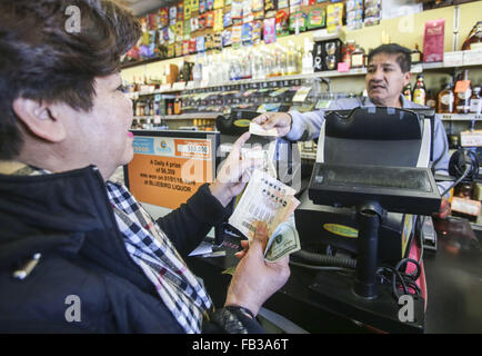 Los Angeles, Kalifornien, USA. 8. Januar 2016. Menschen Linie Powerball Lotterie-Tickets an den blauen Vogel Liquor Store in Hawthorne, Kalifornien auf Freitag, 8. Januar 2016 zu kaufen. Lotterie Beamte bestätigt Freitag Samstag Nacht Zeichnung für eine Aufzeichnung $ 800 Millionen. Der immer größer werdende Jackpot ist eine Folge der starken nationalen Umsatz seit der Jackpot in der Nähe von $ 400 Millionen nur wenige Tage alt war. Bildnachweis: Ringo Chiu/ZUMA Draht/Alamy Live-Nachrichten Stockfoto