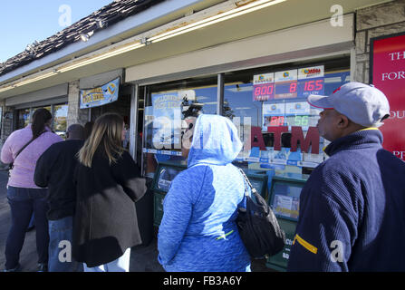Los Angeles, Kalifornien, USA. 8. Januar 2016. Menschen Linie Powerball Lotterie-Tickets an den blauen Vogel Liquor Store in Hawthorne, Kalifornien auf Freitag, 8. Januar 2016 zu kaufen. Lotterie Beamte bestätigt Freitag Samstag Nacht Zeichnung für eine Aufzeichnung $ 800 Millionen. Der immer größer werdende Jackpot ist eine Folge der starken nationalen Umsatz seit der Jackpot in der Nähe von $ 400 Millionen nur wenige Tage alt war. Bildnachweis: Ringo Chiu/ZUMA Draht/Alamy Live-Nachrichten Stockfoto