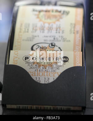 Los Angeles, Kalifornien, USA. 8. Januar 2016. Menschen Linie Powerball Lotterie-Tickets an den blauen Vogel Liquor Store in Hawthorne, Kalifornien auf Freitag, 8. Januar 2016 zu kaufen. Lotterie Beamte bestätigt Freitag Samstag Nacht Zeichnung für eine Aufzeichnung $ 800 Millionen. Der immer größer werdende Jackpot ist eine Folge der starken nationalen Umsatz seit der Jackpot in der Nähe von $ 400 Millionen nur wenige Tage alt war. Bildnachweis: Ringo Chiu/ZUMA Draht/Alamy Live-Nachrichten Stockfoto
