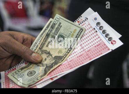 Los Angeles, Kalifornien, USA. 8. Januar 2016. Menschen Linie Powerball Lotterie-Tickets an den blauen Vogel Liquor Store in Hawthorne, Kalifornien auf Freitag, 8. Januar 2016 zu kaufen. Lotterie Beamte bestätigt Freitag Samstag Nacht Zeichnung für eine Aufzeichnung $ 800 Millionen. Der immer größer werdende Jackpot ist eine Folge der starken nationalen Umsatz seit der Jackpot in der Nähe von $ 400 Millionen nur wenige Tage alt war. Bildnachweis: Ringo Chiu/ZUMA Draht/Alamy Live-Nachrichten Stockfoto