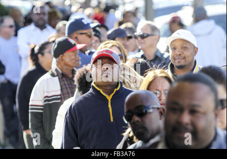 Los Angeles, Kalifornien, USA. 8. Januar 2016. Menschen Linie Powerball Lotterie-Tickets an den blauen Vogel Liquor Store in Hawthorne, Kalifornien auf Freitag, 8. Januar 2016 zu kaufen. Lotterie Beamte bestätigt Freitag Samstag Nacht Zeichnung für eine Aufzeichnung $ 800 Millionen. Der immer größer werdende Jackpot ist eine Folge der starken nationalen Umsatz seit der Jackpot in der Nähe von $ 400 Millionen nur wenige Tage alt war. Bildnachweis: Ringo Chiu/ZUMA Draht/Alamy Live-Nachrichten Stockfoto