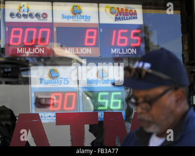 Los Angeles, Kalifornien, USA. 8. Januar 2016. Menschen Linie Powerball Lotterie-Tickets an den blauen Vogel Liquor Store in Hawthorne, Kalifornien auf Freitag, 8. Januar 2016 zu kaufen. Lotterie Beamte bestätigt Freitag Samstag Nacht Zeichnung für eine Aufzeichnung $ 800 Millionen. Der immer größer werdende Jackpot ist eine Folge der starken nationalen Umsatz seit der Jackpot in der Nähe von $ 400 Millionen nur wenige Tage alt war. Bildnachweis: Ringo Chiu/ZUMA Draht/Alamy Live-Nachrichten Stockfoto