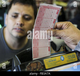 Los Angeles, Kalifornien, USA. 8. Januar 2016. Menschen Linie Powerball Lotterie-Tickets an den blauen Vogel Liquor Store in Hawthorne, Kalifornien auf Freitag, 8. Januar 2016 zu kaufen. Lotterie Beamte bestätigt Freitag Samstag Nacht Zeichnung für eine Aufzeichnung $ 800 Millionen. Der immer größer werdende Jackpot ist eine Folge der starken nationalen Umsatz seit der Jackpot in der Nähe von $ 400 Millionen nur wenige Tage alt war. Bildnachweis: Ringo Chiu/ZUMA Draht/Alamy Live-Nachrichten Stockfoto