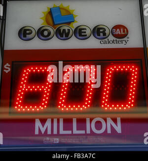 Los Angeles, Kalifornien, USA. 8. Januar 2016. Menschen Linie Powerball Lotterie-Tickets an den blauen Vogel Liquor Store in Hawthorne, Kalifornien auf Freitag, 8. Januar 2016 zu kaufen. Lotterie Beamte bestätigt Freitag Samstag Nacht Zeichnung für eine Aufzeichnung $ 800 Millionen. Der immer größer werdende Jackpot ist eine Folge der starken nationalen Umsatz seit der Jackpot in der Nähe von $ 400 Millionen nur wenige Tage alt war. Bildnachweis: Ringo Chiu/ZUMA Draht/Alamy Live-Nachrichten Stockfoto