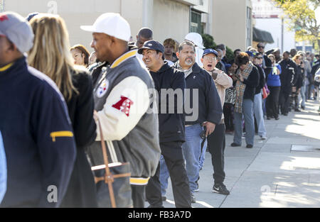 Los Angeles, Kalifornien, USA. 8. Januar 2016. Menschen Linie Powerball Lotterie-Tickets an den blauen Vogel Liquor Store in Hawthorne, Kalifornien auf Freitag, 8. Januar 2016 zu kaufen. Lotterie Beamte bestätigt Freitag Samstag Nacht Zeichnung für eine Aufzeichnung $ 800 Millionen. Der immer größer werdende Jackpot ist eine Folge der starken nationalen Umsatz seit der Jackpot in der Nähe von $ 400 Millionen nur wenige Tage alt war. Bildnachweis: Ringo Chiu/ZUMA Draht/Alamy Live-Nachrichten Stockfoto