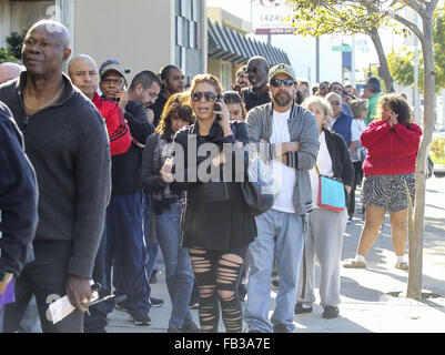 Los Angeles, Kalifornien, USA. 8. Januar 2016. Menschen Linie Powerball Lotterie-Tickets an den blauen Vogel Liquor Store in Hawthorne, Kalifornien auf Freitag, 8. Januar 2016 zu kaufen. Lotterie Beamte bestätigt Freitag Samstag Nacht Zeichnung für eine Aufzeichnung $ 800 Millionen. Der immer größer werdende Jackpot ist eine Folge der starken nationalen Umsatz seit der Jackpot in der Nähe von $ 400 Millionen nur wenige Tage alt war. Bildnachweis: Ringo Chiu/ZUMA Draht/Alamy Live-Nachrichten Stockfoto