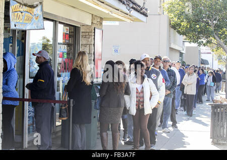 Los Angeles, Kalifornien, USA. 8. Januar 2016. Menschen Linie Powerball Lotterie-Tickets an den blauen Vogel Liquor Store in Hawthorne, Kalifornien auf Freitag, 8. Januar 2016 zu kaufen. Lotterie Beamte bestätigt Freitag Samstag Nacht Zeichnung für eine Aufzeichnung $ 800 Millionen. Der immer größer werdende Jackpot ist eine Folge der starken nationalen Umsatz seit der Jackpot in der Nähe von $ 400 Millionen nur wenige Tage alt war. Bildnachweis: Ringo Chiu/ZUMA Draht/Alamy Live-Nachrichten Stockfoto
