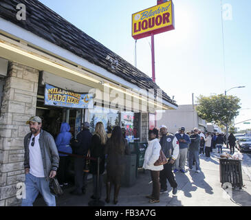 Los Angeles, Kalifornien, USA. 8. Januar 2016. Menschen Linie Powerball Lotterie-Tickets an den blauen Vogel Liquor Store in Hawthorne, Kalifornien auf Freitag, 8. Januar 2016 zu kaufen. Lotterie Beamte bestätigt Freitag Samstag Nacht Zeichnung für eine Aufzeichnung $ 800 Millionen. Der immer größer werdende Jackpot ist eine Folge der starken nationalen Umsatz seit der Jackpot in der Nähe von $ 400 Millionen nur wenige Tage alt war. Bildnachweis: Ringo Chiu/ZUMA Draht/Alamy Live-Nachrichten Stockfoto