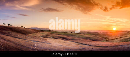 Wunderschöne Toskana Panorama mit Sonnenuntergang über einer Kleinstadt Stockfoto